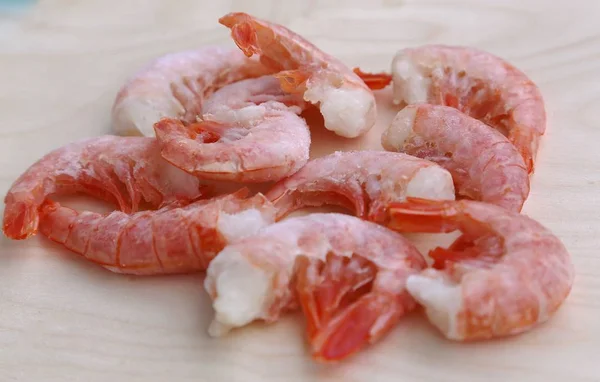 Les Crevettes Congelées Grande Taille Reposent Sur Plateau Pour Décongélation — Photo