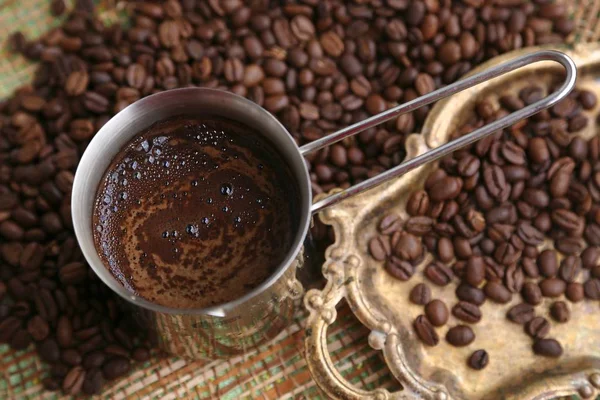 거품이 커피와 낟알이 커피를 볶는다 — 스톡 사진