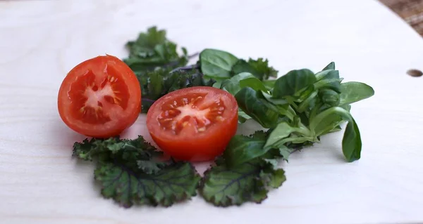 Tomate Zwei Teile Geschnitten Und Spinat Grün Frisch Auf Weißem — Stockfoto