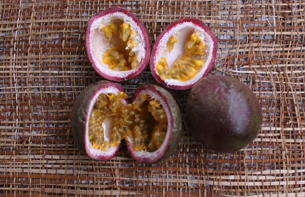 Maracuja Fruit Lilac Skin Cut Two Equal Parts Flesh Juice — Stock Photo, Image