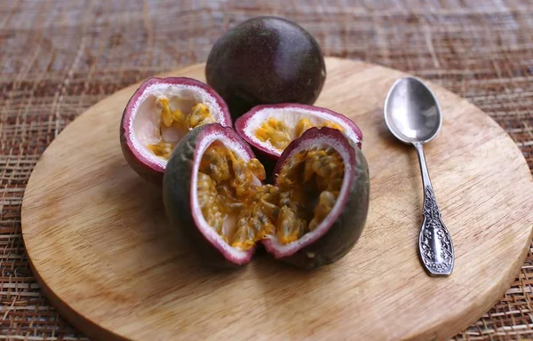 Polpa Fresca Maracujá Feita Grãos Sumo Interior Uma Fruta Cor — Fotografia de Stock