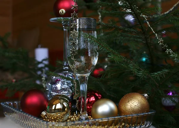 Glas Mit Getränken Und Zweigen Von Grünem Baum Neujahrsgerland Dünn — Stockfoto