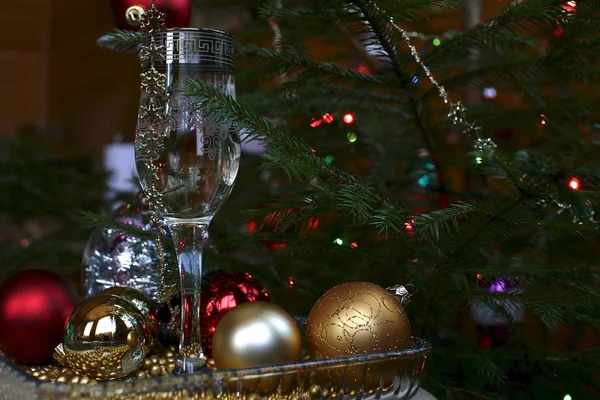 Weihnachtsspielzeug Aus Glas Und Bänder Aus Kleinen Goldfarbenen Kugeln Einer — Stockfoto