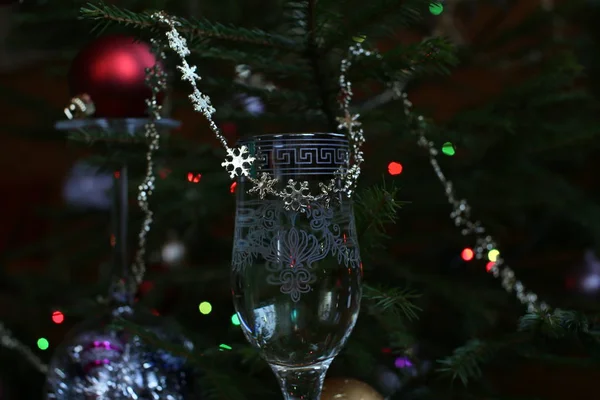 Weihnachtsspielzeug Aus Glas Und Bänder Aus Kleinen Goldfarbenen Kugeln Einer — Stockfoto