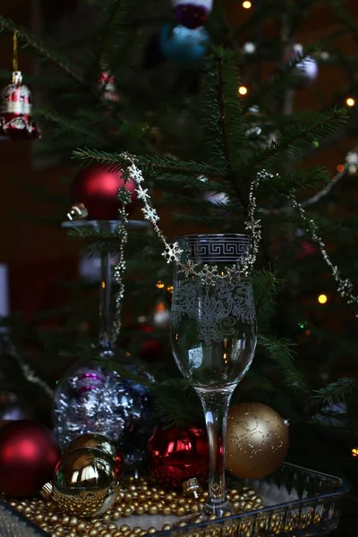 Weihnachtsspielzeug Aus Glas Und Bänder Aus Kleinen Goldfarbenen Kugeln Einer — Stockfoto