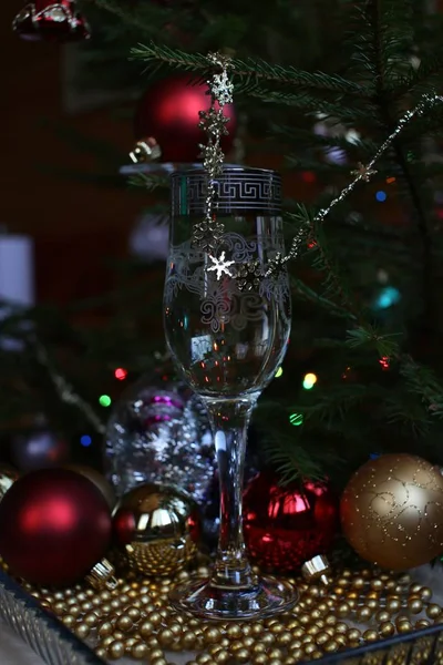 Weihnachtsspielzeug Aus Glas Und Bänder Aus Kleinen Goldfarbenen Kugeln Einer — Stockfoto