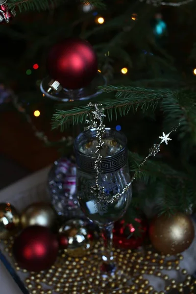 Vánoční Hračky Skla Stuhy Malých Kuliček Zlaté Barvy Podnosu Skla — Stock fotografie