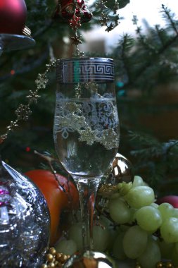 Yeni yıl yüzükleri incedir ve yeni yılı ya da Noel 'i kutlarken oyulmuştur. Ve beyaz şaraplı kristal bir bardak.