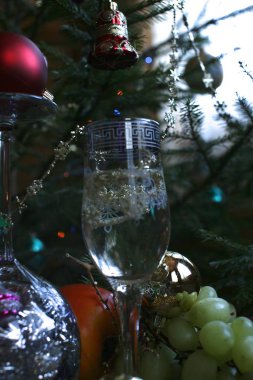 Yeni yıl yüzükleri incedir ve yeni yılı ya da Noel 'i kutlarken oyulmuştur. Ve beyaz şaraplı kristal bir bardak.