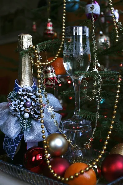 Gesloten Wijnfles Versierd Met Helder Blauw Bad Glas Met Wijn — Stockfoto