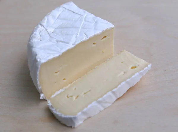 ボード上の自家製チーズを切る — ストック写真