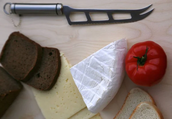トマト チーズ 白パン 黒パンの横にある白い殻の自家製チーズ — ストック写真