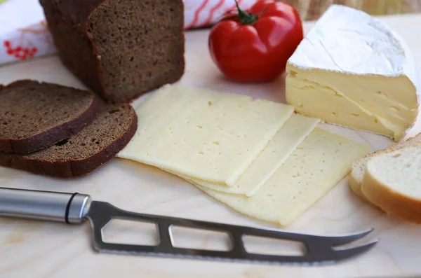 Weiß Und Schwarzbrot Verschiedene Käsesorten Und Messerblick Von Oben — Stockfoto