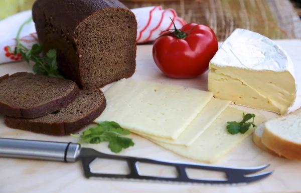 Weiß Und Schwarzbrot Verschiedene Käsesorten Und Messerblick Von Oben — Stockfoto