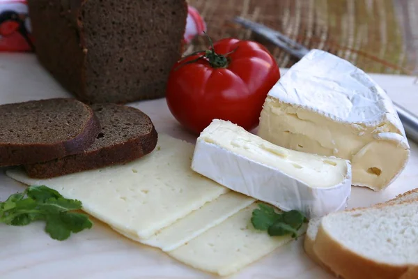 Rote Frische Runde Tomaten Schwarzbrot Stücke Geschnitten Und Frischer Hausgemachter — Stockfoto