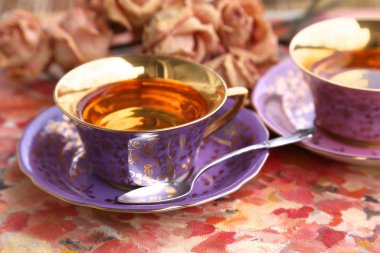 Sevgililer Günü 'nde altın popolu gümüş kaşık ve pembe kupa