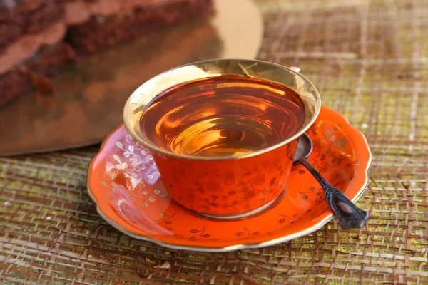 Morceau Gâteau Avec Garniture Chocolat Une Tasse Thé — Photo