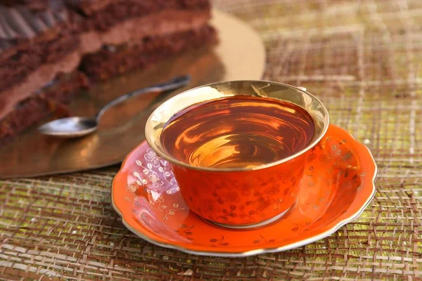 Egy Szelet Torta Csokoládé Töltelékkel Egy Csésze Teával — Stock Fotó