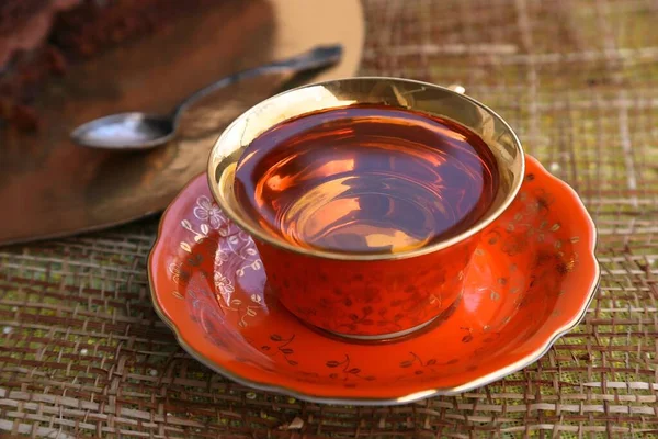 Morceau Gâteau Avec Garniture Chocolat Une Tasse Thé — Photo