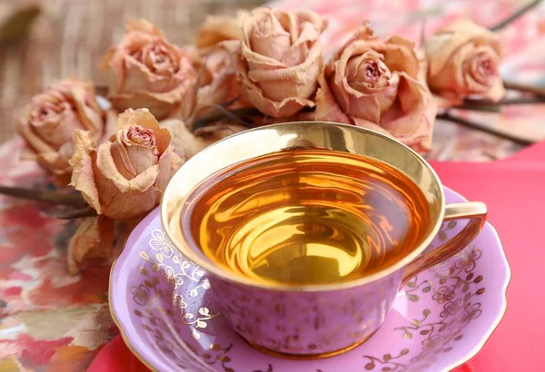 Tasse Rose Avec Thé Fond Doré Petites Roses Sur Fond — Photo