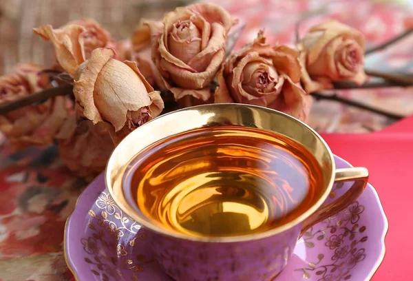 Różowy Kubek Herbatą Złotym Dnem Róże Różowym Tle Walentynki — Zdjęcie stockowe