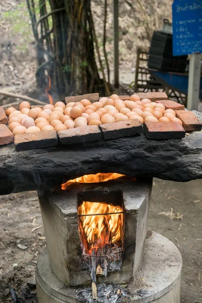 Griglia di uova sul forno a carbone — Foto Stock