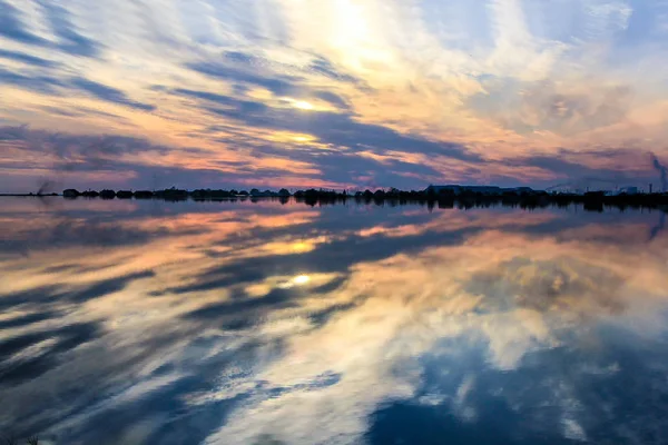 Абстрактний фон. небо і захід сонця з водою і хмарою — стокове фото