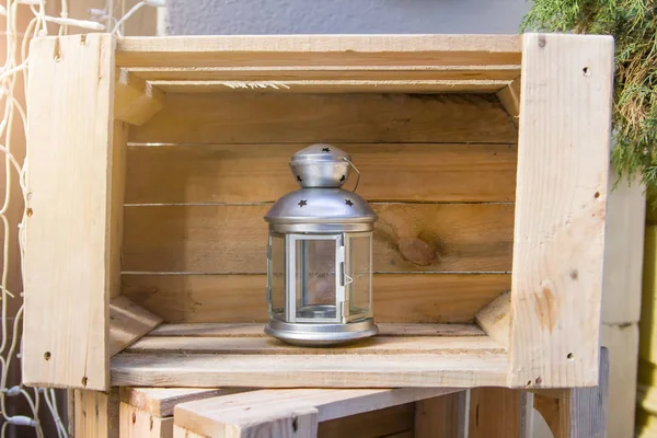木製の箱の中に古い灯籠 — ストック写真