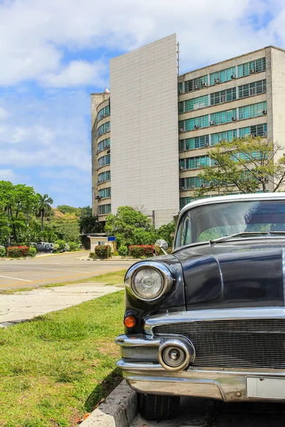 Oude auto en gebouw in Havana Cuba — Stockfoto