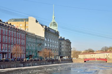 Sanatçı House ve kırmızı köprünün bir görünümü t