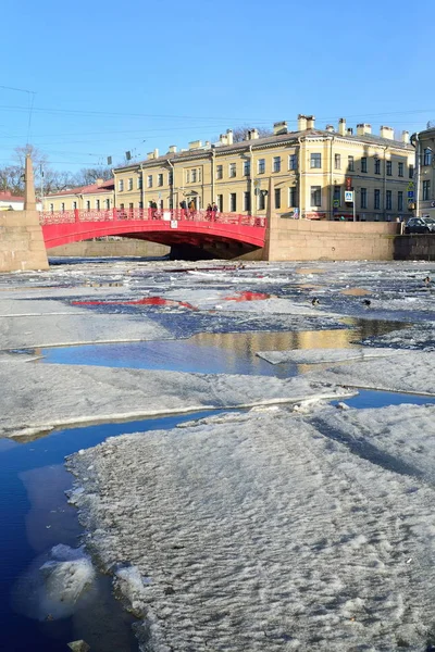 フォンタンカ川でフローティングの流氷の赤い橋 — ストック写真