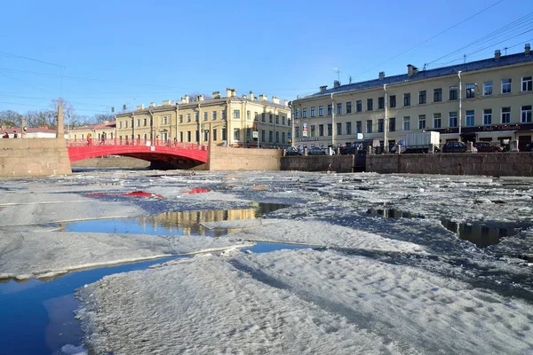 Θέα από το κόκκινο γέφυρα στον ποταμό Fontanka και του παρασύρεται — Φωτογραφία Αρχείου