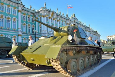 II. Dünya Savaşı günü hafif tank T-70 zaman Palace Meydanı