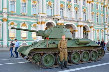 Asker askeri üniforma standları yakınındaki bir orta tank T-34 th