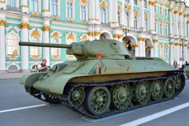 Kışlık Sarayın o arka plan üzerine Sovyet orta tank T-34