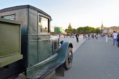 ZiS St Isaacs Katedrali ve Bahriye arka plan üzerinde