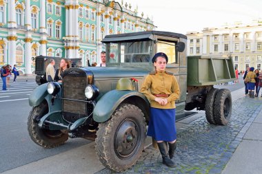 İkinci Dünya Savaşı ve TH Zis sırasında üniformalı bir kadın