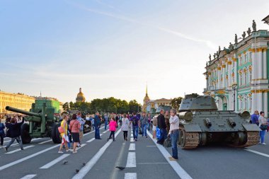 Turistler ve Palace Meydanı'nda askeri teçhizat memor günü