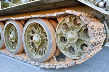 Buz pateni pistleri ve caterpillar orta tank T-34 yakın çekim