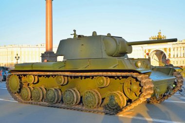 Sovyet ağır tankı Kv-1 Klim Voroşilov th arka plan üzerinde