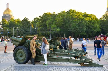Bir kızla konuşurken İkinci Dünya Savaşı sırasında Üniformalı erkeklere