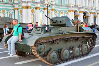 Sovyet küçük amfibi tank T-38 kaputa bir adam oturuyor