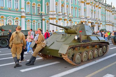 Sovyet ışık yakın İkinci Dünya Savaşı sırasında üniformalı askerler T tank