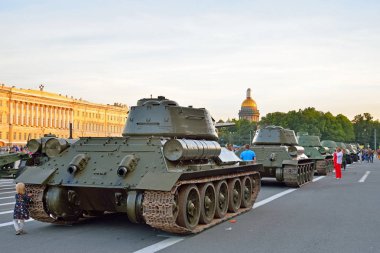 Sovyet orta tank T-34-85 Saray kare üzerinde karşı backgrou