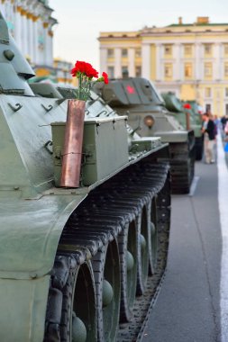 Kırmızı bir karanfil ağır Sovyet tank Kv-1 cep