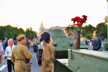 Askerler silah c tanker ve kırmızı karanfiller şeklinde