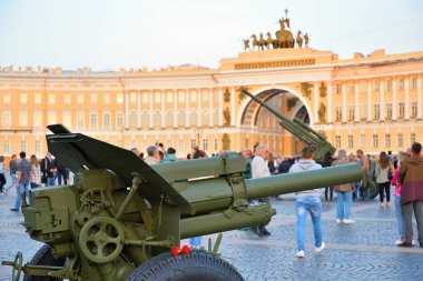 Karanfil ve adam Uçaksavar topları ile Topçu