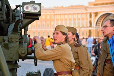 Kızlar tanıtıcı üniformalı döndürülmüş Uçaksavar topları,