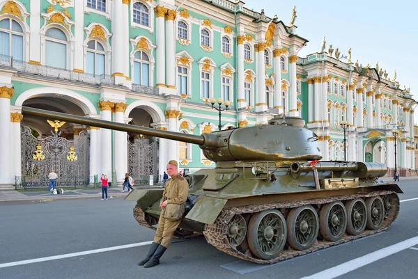 Asker orta tank T-34-85 yakınındaki askeri üniforma standları