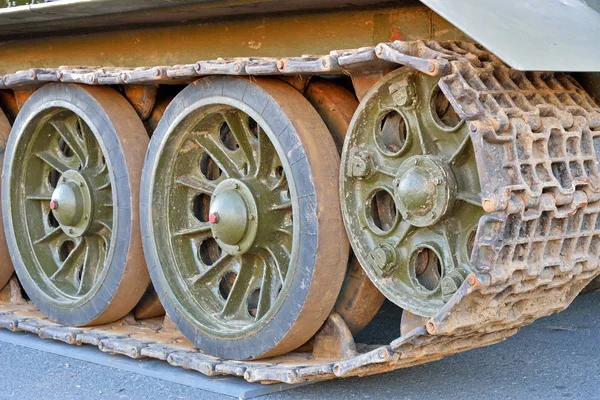 Schaatsen ijsbanen en caterpillar middelzware tank T-34 close-up — Stockfoto